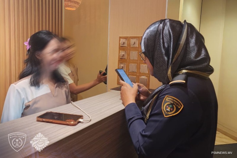 ސްޕާތަކެއް ބަލާ ފާސްކޮށް، އެކަކު އިމިގްރޭޝަންގެ ބެލުމުގެ ދަށަށް