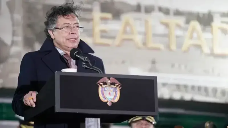 އެމެރިކާގެ ރައީސް ޓްރަމްޕްގެ އިންޒާރުތަކާ ގުޅިގެން، ހަތިޔާރު ނަންގަވަން ތައްޔާރަށް ހުންނެވި ކަމަށް ކޮލަމްބިއާގެ ރައީސް ޕެޓްރޯ ވިދާޅުވެއްޖެ