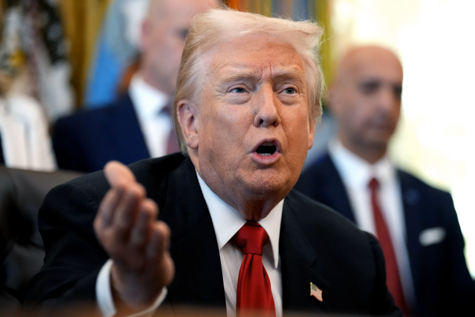 ވެނެޒުއޭލާއިން 50 މިލިއަން ފީފާގެ ތެޔޮ އެމެރިކާއާ ހަވާލުކުރާނެކަމަށް ޓްރަމްޕު ބުނެފި