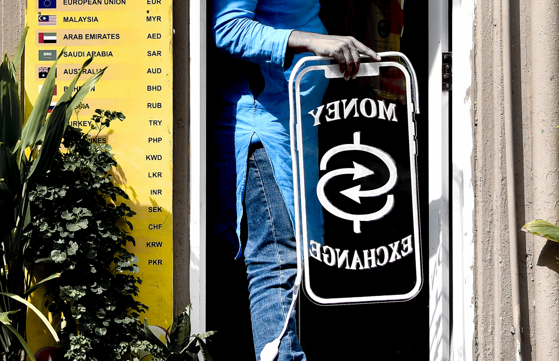 ބޭންކަށް ޑޮލަރު މާރުކުރަން މަޖުބޫރުކުރުން: އަހަރުގެ އިގްތިސާދީ ބޮޑު ނިންމުން