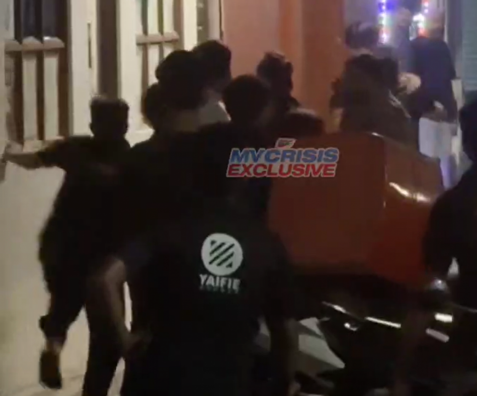 ބިދޭސީންތަކެއް ހިންގި މާރާމާރީއެއްގައި ދެ މީހަކު ހައްޔަރުކޮށްފި