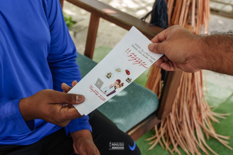 މަކަރާއި ހީލަތުން 1،500 ޑޮލަރު ނެގި ކަމަށް ތުހުމަތުވާ ދެ މީހުން 15 ދުވަހަށް ބަންދަށް