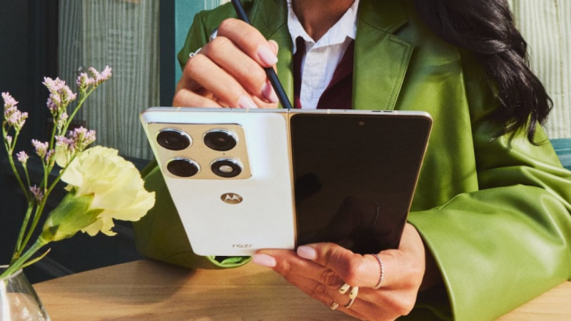 50 މެގަޕިކްސެލްގެ ތިން ކެމެރާއާއެކު މޮޓޮރޯލާ އިން 'ރޭޒާފޯލްޑް' ތައާރަފްކޮށްފި