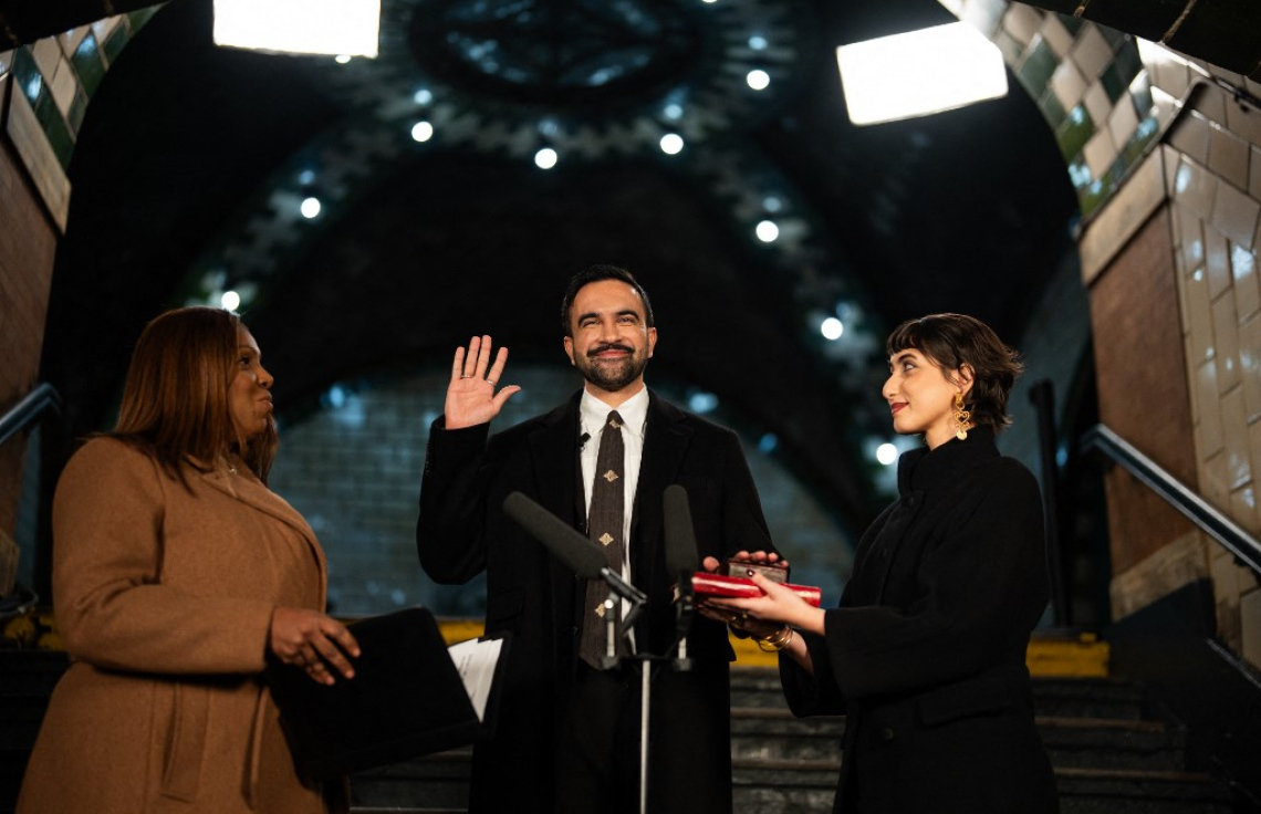 މަމްދާނީ ހަތިމުގައި އަތްލައި، ނިއު ޔޯކްގެ މޭޔަރުކަމުގެ ހުވާކުރައްވައިފި