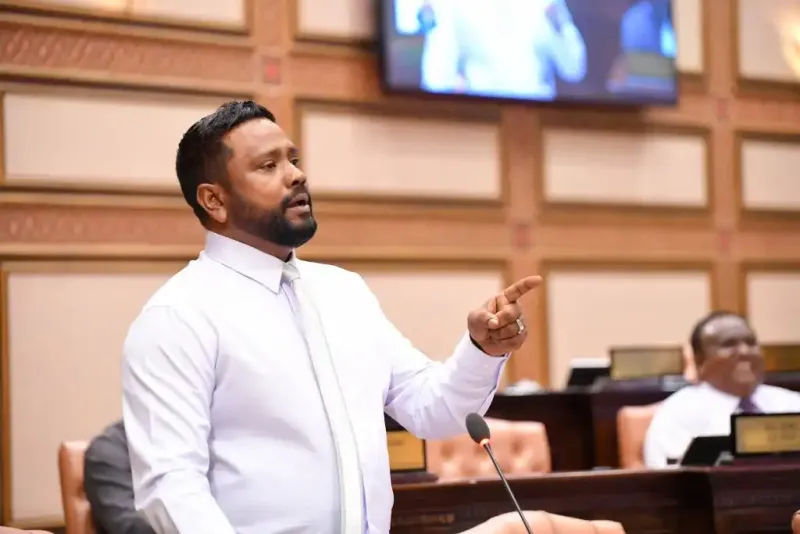 އެމްއެމްޕީއާރުސީގެ ފައިސާ ގޯނި އުފުއްލި ކަމަށް އިއުތިރާފުވެވަޑައިގެންނެވި މެމްބަރު މުހައްމަދު އިސްމާއިލް، އަތްފައި ބުރިކުރަން ޖެހޭ ކަމަށް ވިދާޅުވީ އެހެން މެންބަރުންގެ