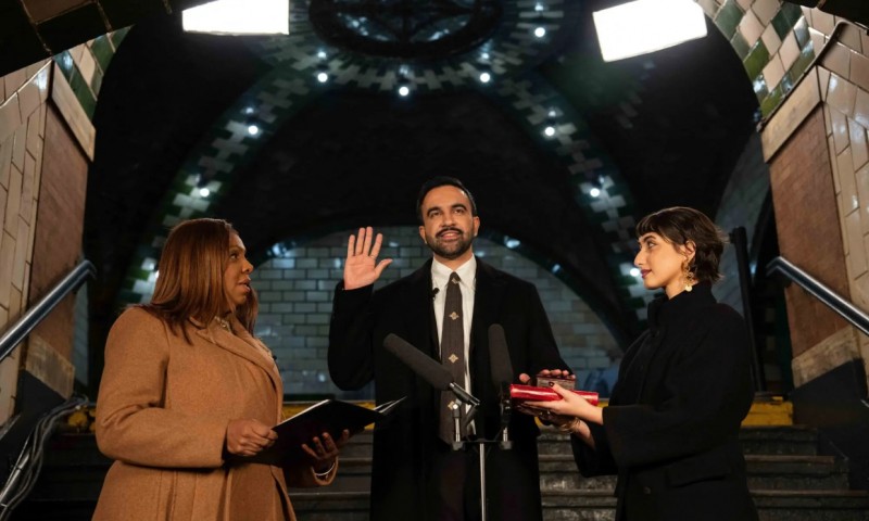 ކާފަގެ މުސްހަފްގައި އަތްލައި، މަމްދާނީ ނިއު ޔޯކުގެ މޭޔަރުކަމުގެ ހުވާކުރައްވައިފި