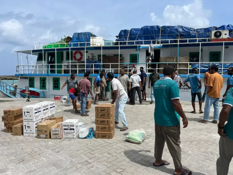 17 މީހުންނާ އެކީ، ފުވައްމުލަކަށް ދަތުރުކުރި ބޯޓެއް އަޑިއަށް ދަނިކޮށް ސަލާމަތްކޮށްފި