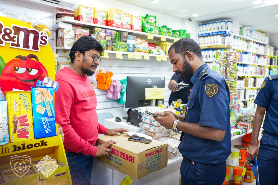 04 ތަނެއް ބަލައި ފާސްކޮށް، ބިދޭސީއަކު އިމިގްރޭޝަންގެ ބެލުމުގެ ދަށަށް