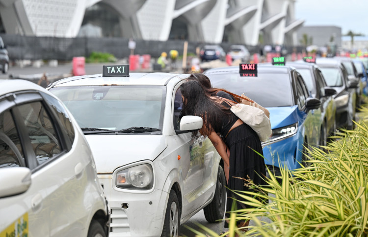 ސަރުކާރުގެ ޓެކްސީ ލައިން ހިދުމަތަށް ޑްރައިވަރުން ހޯދަން ވޯކިން އިންޓަވިއުއެއް