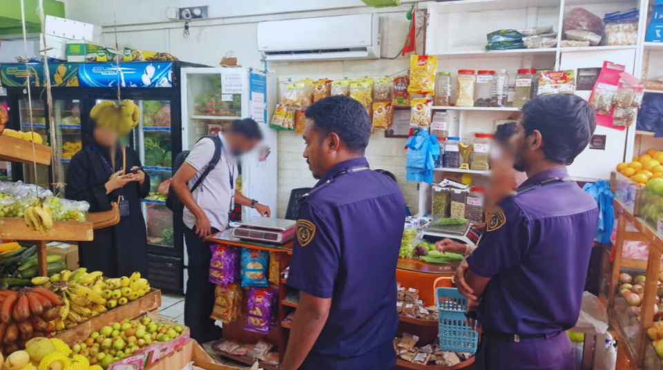 ދެ ތަނެއް ބަންދުކޮށް ހަތް މީހަކު އިމިގްރޭޝަންގެ ބެލުމުގެ ދަށަށް