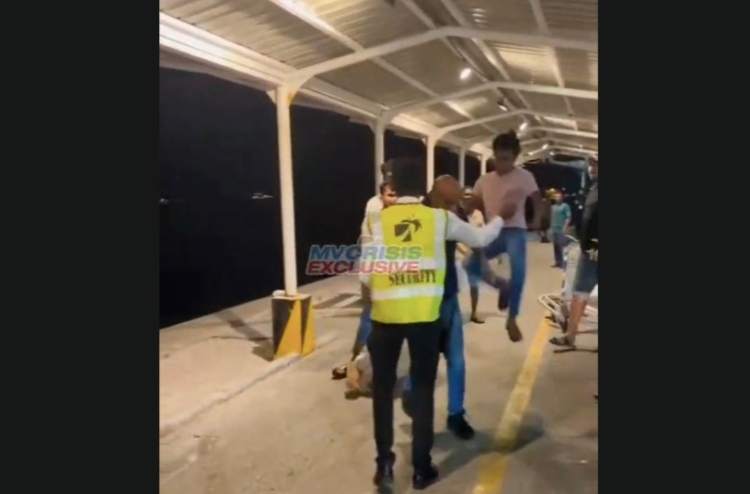 ވެލާނާ އެއާޕޯޓުގައި މާރާމާރީ ހިންގި ބަޔަކަށް ނަސޭހަތްތެރިވެ، ދޫކޮށްލައިފި