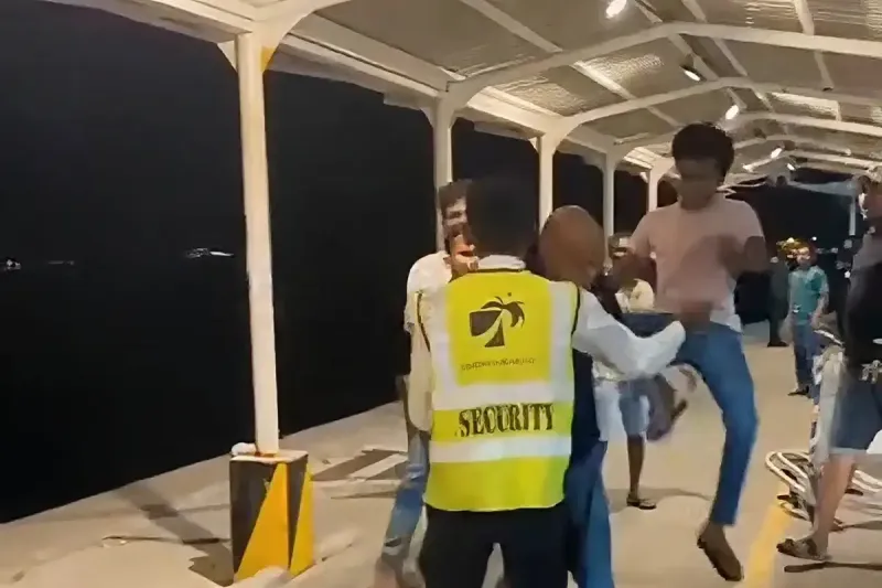 އެއާޕޯޓްގައި މާރާމާރީ ހިންގުމުން ނަސޭހަތް ދީ ދޫކޮށްލި ދެ މީހުން 10 ދުވަސް ފަހުން ހައްޔަރު ކޮށްފި