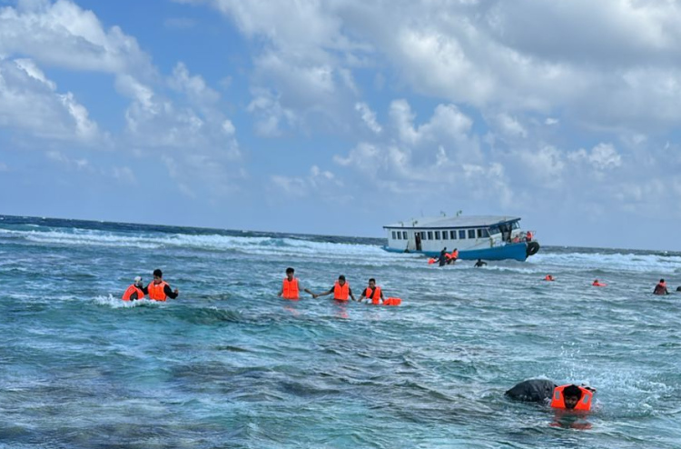 ގިނަ އަދަދެއްގެ ޓޫރިސްޓުން ގޮވައިގެން ދަތުރުކުރި މާފުށި ދޯނި ފެރީ ފަރަށް އަރައިފި