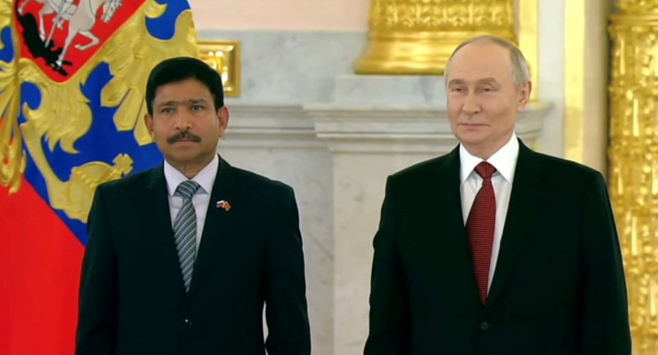 ރަޝިއާއަށް ކަނޑައެޅުއްވި ސަފީރު ފަތްކޮޅު އަރުވައިފި