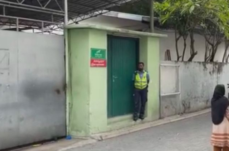 މޯޗަރީން ލޮއި ހޮޅިތަކެއް ބުރިކޮށް ވަގަށް ނެގި މީހަކަށް ޖޫރިމަނާގެ އަދަބު