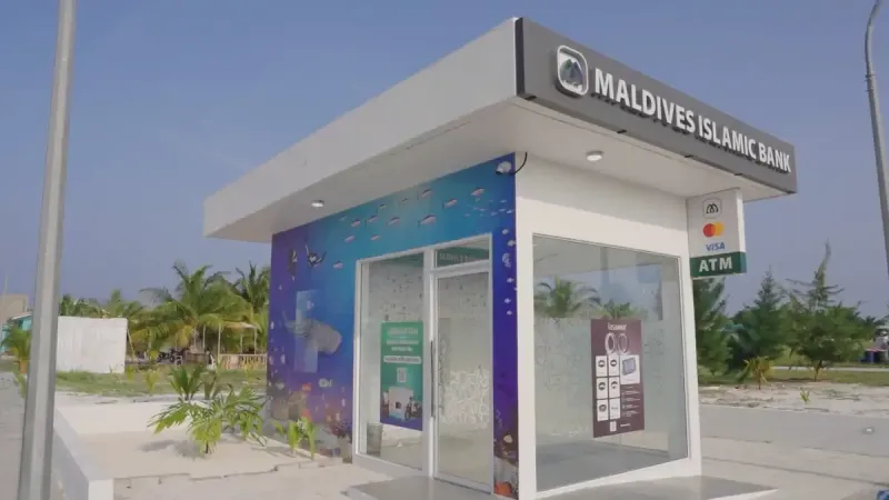 ދުވާފަރު ގައި ހުރި އެމްއައިބީގެ އޭޓީއެމް ހުޅުވުމުގެ ރަސްމިއްޔާތުގައި ޤުރުއާން ކިޔެވި ކުއްޖާގެ އާއިލާގެ މީހަކަށް ގުޅާފައި ރިބާގެ އާޔަތެއް ނުކިޔުމަށް ރައީސް އޮފީހުން އެދުނު