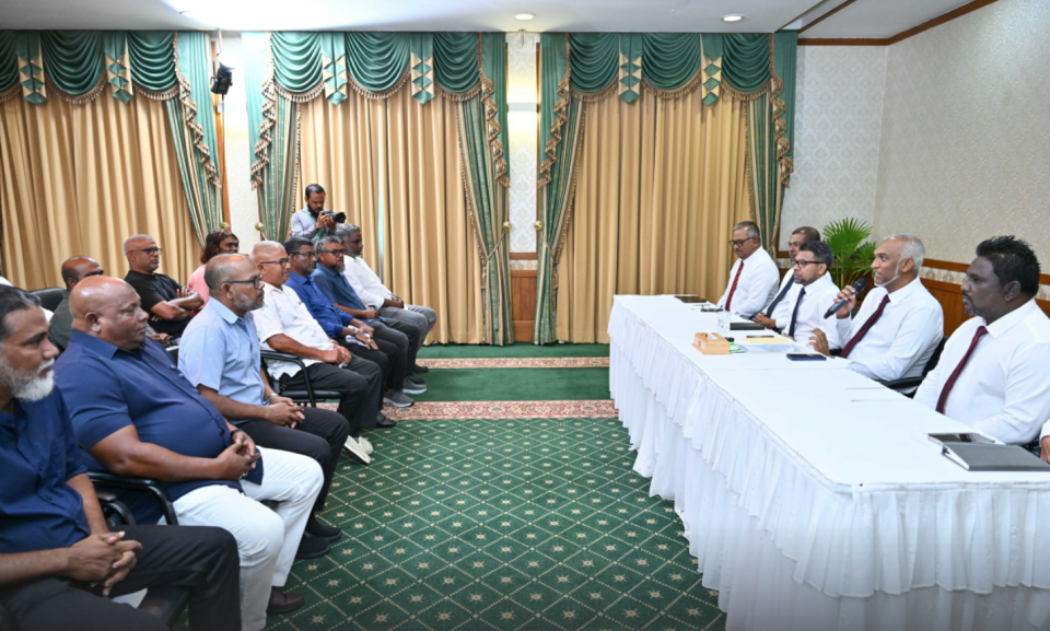 މާލެ ވިޔަފާރި ބަނދަރުން މުދާ ހުސްކުރަން ހުރި ދަތިތައް ރައީސްއާ ހިއްސާކޮށްފި