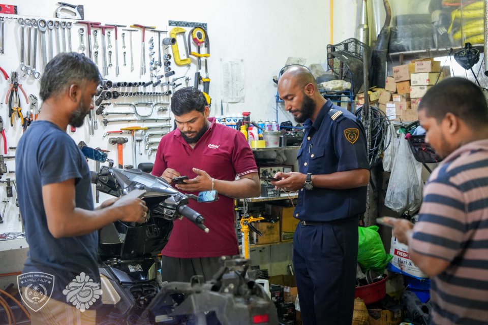 ގަވާއިދާ ޚިލާފަށް އުޅޭ ބިދޭސީން ހޯދުމަށް ކުރިޔަށްގެންދިޔަ އޮޕަރޭޝަނުން 6 މީހުން ހައްޔަރު