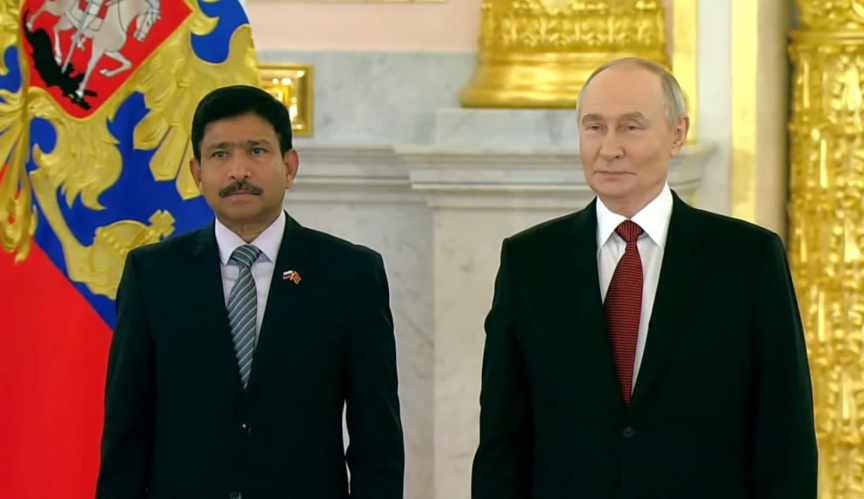 ޢަބްދުއްރަޙީމް ސަފީރު ކަމުގެ ފަތްކޮޅު ޕުޓިންނަށް އަރުވައިފި