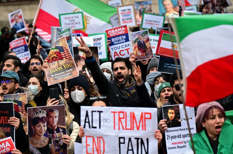 ޓްރަމްޕުގެ އިންޒާރާ އެކު އީރާނުން މުޒާހަރާގެ ބައިވެރިންގެ ޝަރީއަތް އަވަސްކުރަނީ