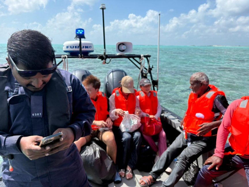 ގިނަ އަދަދެއްގެ ޓޫރިސްޓުންނާއެކު ފަރަށް އެރި ފެރީއަކުން މީހުން ސަލާމަތްކޮށްފި