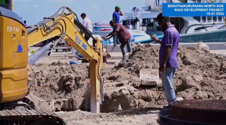 ބާޒާރުމަތީ މަގު ހެދުން: 85 މީޓަރުގެ ސަރައްދެއް ޝީޓްޕައިލްކޮށްފި