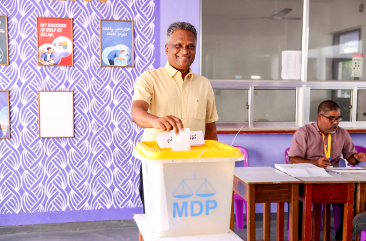 އަލީ އާޒިމް ބޮޑު ތަފާތަކުން ބަލިކޮށް، އެމްޑީޕީގެ މޭޔަރު ޓިކެޓް އާދަމް އާޒިމް ކަށަވަރު ކުރައްވައިފި