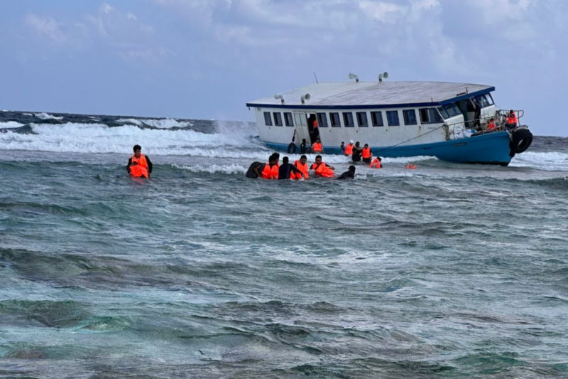 ގިނަ އަދަދެއްގެ ޓޫރިސްޓުންނާއެކު ފަރަށް އެރި ފެރީއަކުން މީހުން ސަލާމަތްކޮށްފި