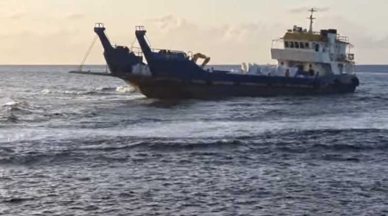 ވާދޫގެ ފަރުމައްޗަށް ލޭންޑިންކްރާފްޓެއް އަރައި، ފަރަށް ގެއްލުން ވެއްޖެ