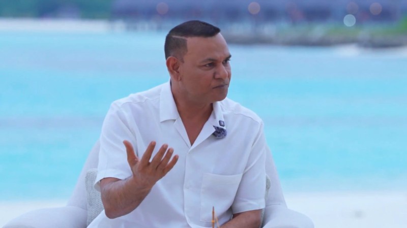 ރައީސް މުއިއްޒުގެ ވެރިކަމުގައި ޑޮލަރު މާރު ކުރުމުގެ ސިޔާސަތަށް ގެނައި ބަދަލާ ގުޅިގެން މާލީ ގޮތުން ދަތިވެ، ސަން ސިޔާމް ގްރޫޕުގެ ހުރިހާ މުވައްޒަފުންނަށް ސަރވިސް ޗާޖު ރުފިޔާ އިން ދޭން ނިންމައިފި