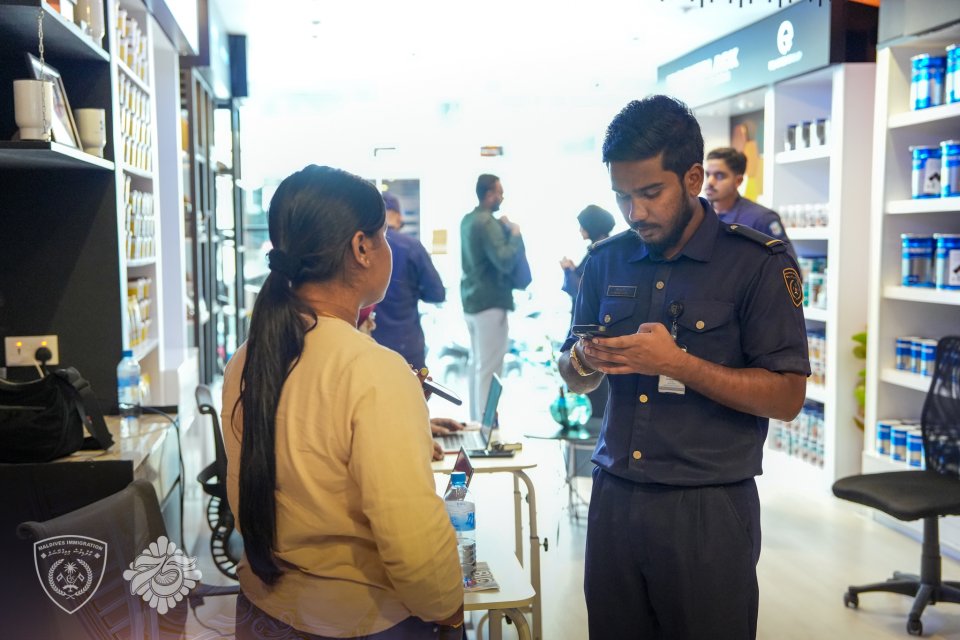 5 ތަނެއް ބަލައިފާސްކޮށް، 3 މީހަކު އިމިގުރޭޝަންގެ ބެލުމުގެ ދަށަށް