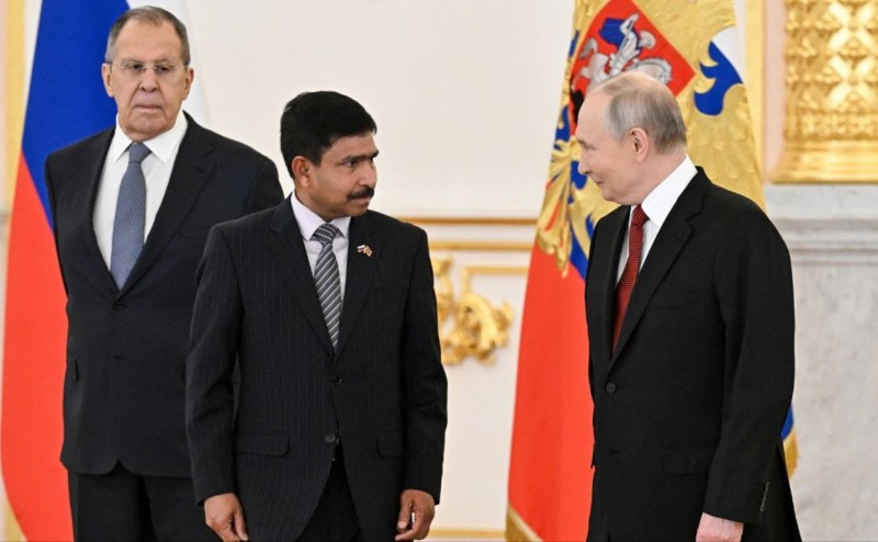 ޢަބްދުއްރަޙީމް ސަފީރު ކަމުގެ ފަތްކޮޅު ޕުޓިންނަށް އަރުވައިފި