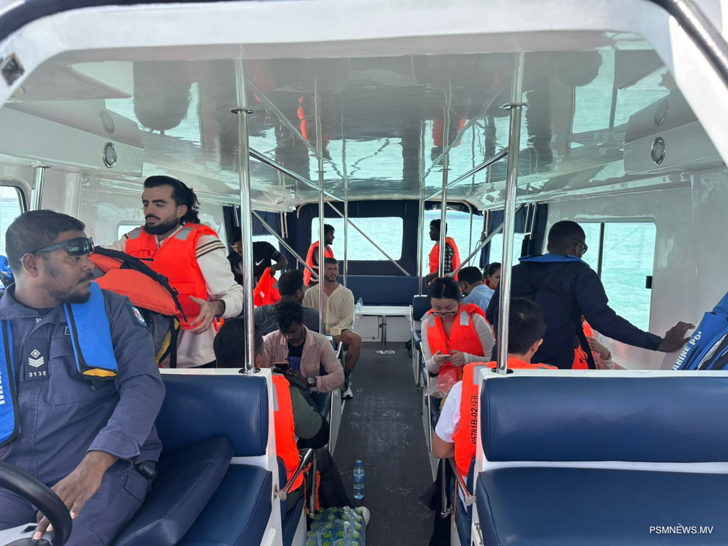 އެނބޫދޫ ފަރަށް ދޯނީގައި ތިބި އެންމެން ސަލާމަތްކޮށްފި