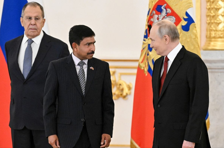 ސަފީރު އަބްދުއްރަހީމް، ރަޝިއާގެ ރައީސް ޕުޓިންއަށް ފަތްކޮޅު އަރުވައިފި