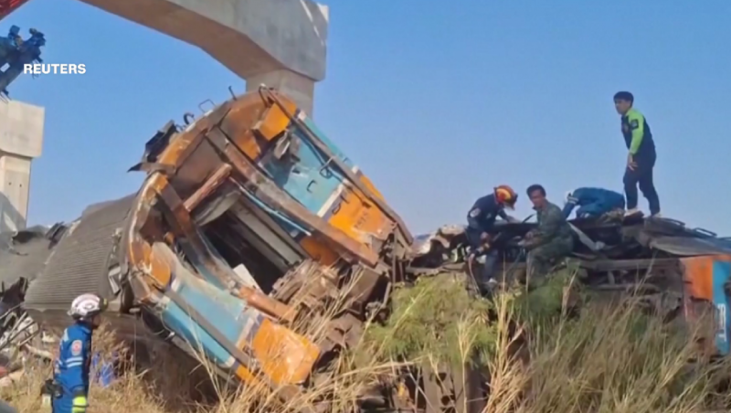 ތައިލޭންޑުގައި ކެރޭނެއް ރޭލެއްގެ މައްޗަށް ވެއްޓި 32 މީހުން މަރުވެ ގިނަ ބަޔަކަށް އަނިޔާވެއްޖެ