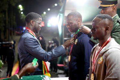 ސެނެގާލް ކުޅުންތެރިންނަށް އިއްޒަތާއި ބިމާއި، ފައިސާ ދީފި