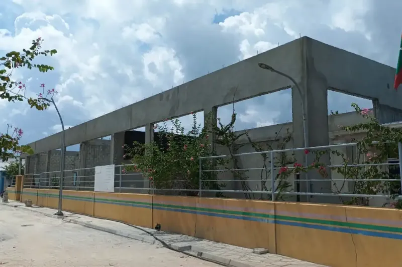 ވެލިދޫ ޖޫނިއަރ ކޮލެޖުގެ މަސައްކަތް ނުނިމި ދިގުދެމިގެންދާ ކޮންމެ ދުވަހަކީ، މަތީ ތައުލީމު ހާސިލް ކުރުމަށް ރަށުން ބޭރަށް ދާން މަޖުބޫރުވާ ކުދިންނަށް ލިބޭ ވަރަށް ބޮޑު ދެރައެއް: ވެލިދޫ ކައުންސިލްގެ ނައިބު ރައީސް