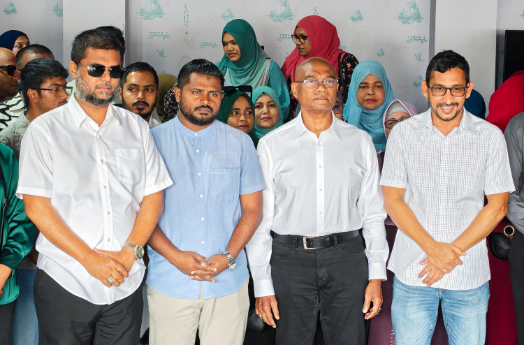 ކެންޑިޑޭޓުންނާ އެކު ޕީއެންސީގެ "ދޮރުންދޮރަށް" ހަރަކާތް ފަށައިފި