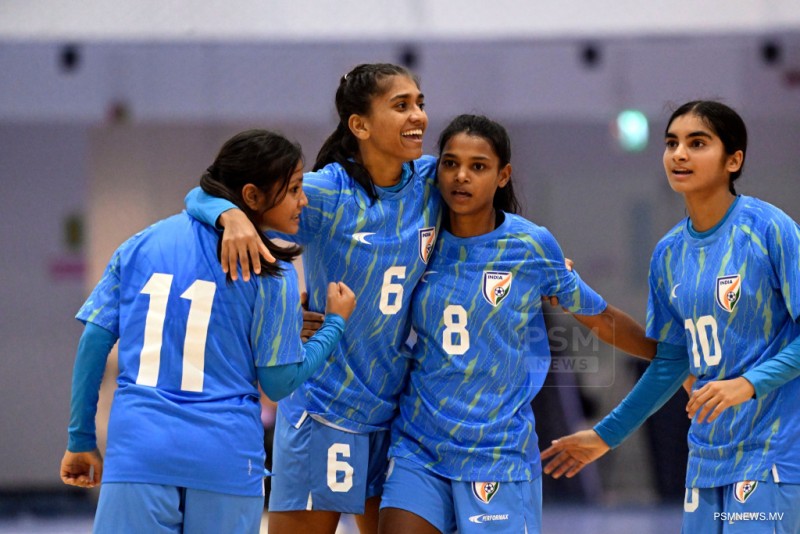 ޕާކިސްތާނަށް ސިހުމެއްދީ، ފަހަތުން އަރައި އިންޑިއާ މޮޅުވެއްޖެ