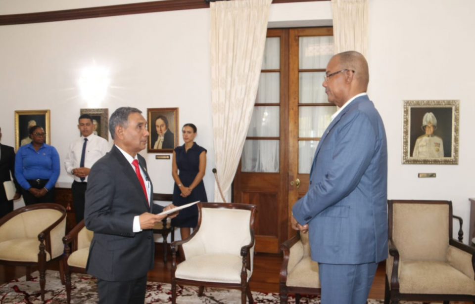 ސީޝެލްސަށް ކަނޑައެޅި ސަފީރުގެ ފަތްކޮޅު އަރުވައިފި