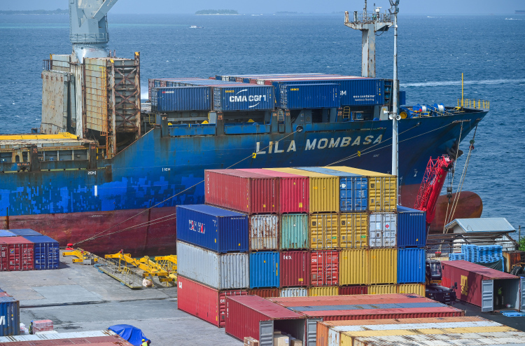 އެމްޕީއެލްގެ މުވައްޒަފަކު ފިޓުޖެހި، ދެ ބޯޓެއްގެ ދޭތެރެއަށް ވެއްޓި މަރުވެއްޖެ