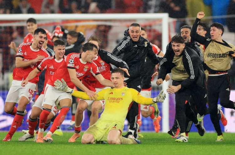 ގޯލްކީޕަރު ޖެހި ލަނޑާއެކު ބެންފީކާއިން ރެއާލް ޕްލޭއޮފަށް ވައްޓާލައިފި