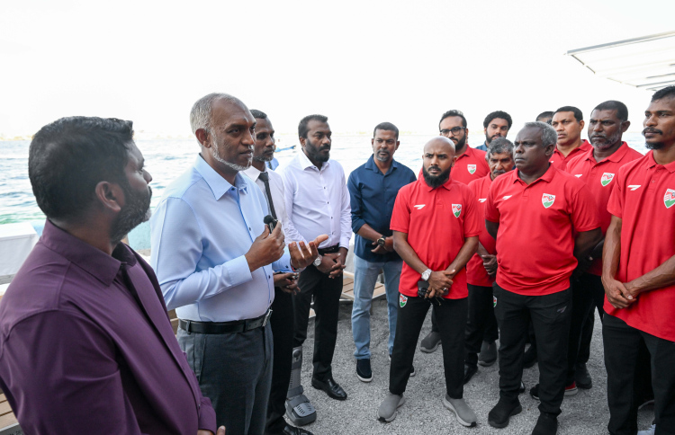 ގައުމީ ފުޓްބޯޅަ ޓީމާއި ފުޓްސަލް ޓީމަށް އެއް މިލިއަން ރުފިޔާ ދޭން ރައީސް ނިންމަވައިފި