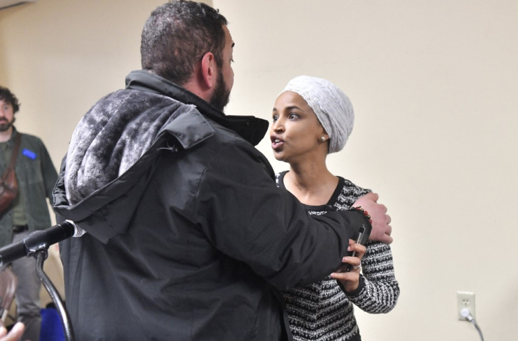 ޓްރަމްޕުގެ ބަހުގެ ހަމަލާ އަމާޒުވާ އިލްހާންގެ ގަޔަށް ގޮތް ނޭނގޭ ސްޕްރޭއެއް ޖަހައިފި