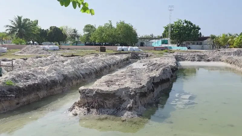 ރައީސް މުއިއްޒު ގެ ދަތުރުފުޅާ ދިމާކޮށް އަވަސް އަރުވާލާފަ މިސްކިތް ތަޅާލިޔަސް، އެތަނުގައި އަޅާ އިސްލާމިކް ސެންޓަރު ގެ މަސައްކަތް ހުއްޓިފައި: މިލަންދޫ ކައުންސިލް