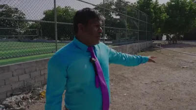 މިސްކިތުގެ މަސައްކަތާ ގުޅޭގޮތުން ހެނބަދޫ ކައުންސިލްގެ ރައީސް ޙުސައިން އަބޫބަކުރު، ރާއްޖެ ޓީވީ އަށް މައުލޫމާތު ދެއްވަނީ.