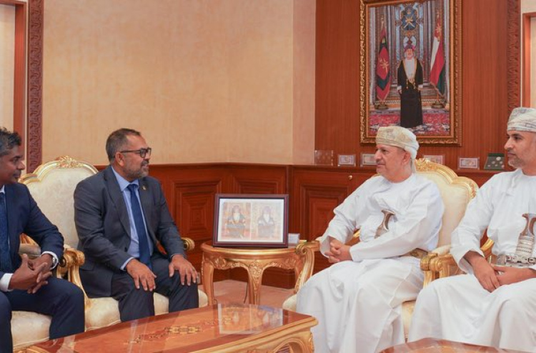 އޮމާނާ އެކު އިގުތިސާދާއި ވިޔަފާރީގެ ގުޅުން ފުޅާކުރަން މަޝްވަރާކޮށްފި