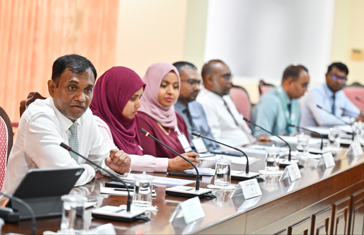 ވިހެއުމުން ހަ މަސް ދުވަހުގެ ޗުއްޓީ ނެގުމުން ޕްރޮމޯޝަން ނުލިބޭ އުސޫލު ބަދަލުކުރަން ޕެޓިޝަނަކަށް ސޮއި ހޯދަން ފަށައިފި