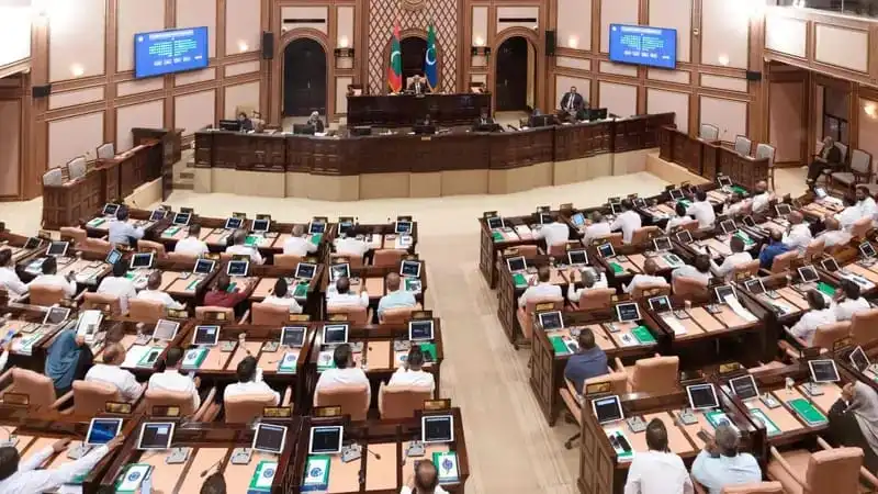 ހަގީގަތް ހާމަ ކުރާތީ ޕީއެންސީ ތަމްސީލުކުރާ މަޖީލީސް މެންބަރުން، ދާއިރާގެ ސަރުކާރު މުވައްޒަފުންނަށް ބިރުދައްކަނީ