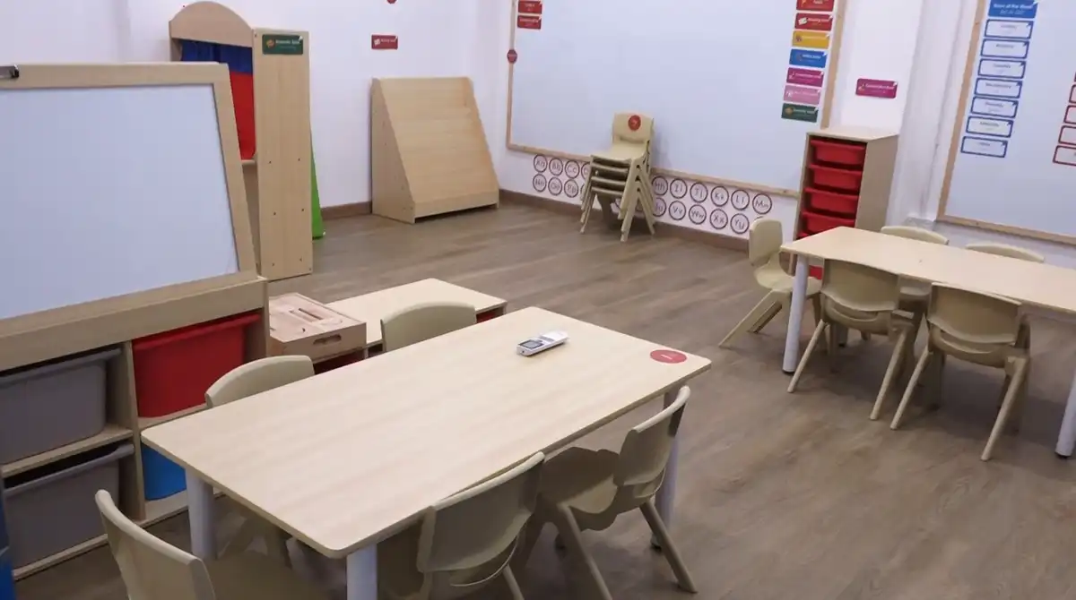 މައިންޑް ޗެމްޕްސް ޕްރީ ސްކޫލްގެ ކުލާސް ރޫމެއްގެ އެތެރެ